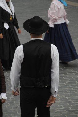 Portekizliler sokaklarda dans ediyor.