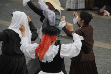 Portekizliler sokaklarda dans ediyor.