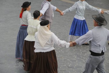 Portekizliler sokaklarda dans ediyor.