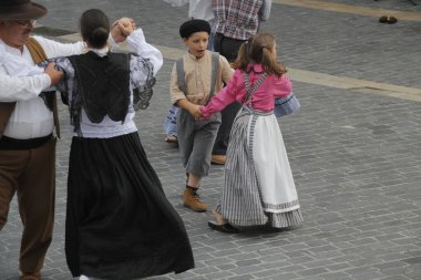 Portekizliler sokaklarda dans ediyor.