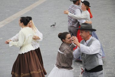 Portekizliler sokaklarda dans ediyor.