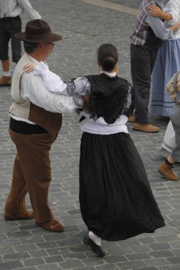 Portekizliler sokaklarda dans ediyor.