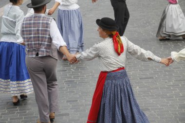 Portekizliler sokaklarda dans ediyor.