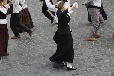 Portekizliler sokaklarda dans ediyor.