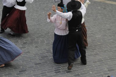 Portekizliler sokaklarda dans ediyor.