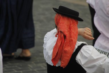 Portekizliler sokaklarda dans ediyor.