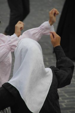 Portekizliler sokaklarda dans ediyor.