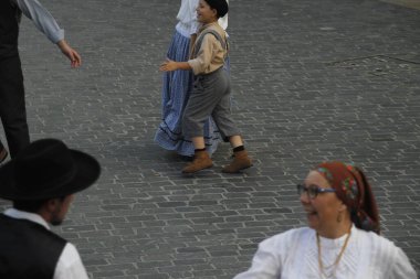 Portekizliler sokaklarda dans ediyor.
