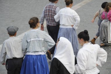 Portekizliler sokaklarda dans ediyor.