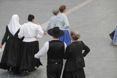 Portekizliler sokaklarda dans ediyor.