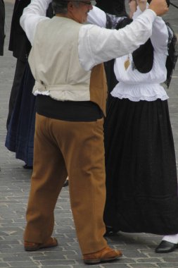 Portekizliler sokaklarda dans ediyor.