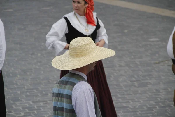 葡萄牙人民在街上跳舞 — 图库照片