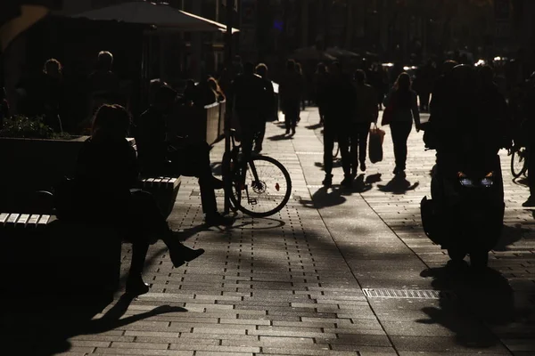 Pessoas Andando Uma Rua Pedonal — Fotografia de Stock