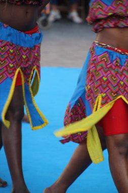 Kenyalı dansçılar bir sokak festivalinde