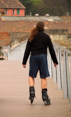 Kentsel bir ortamda paten kaymak