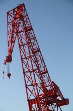 Bilbao nehrinde kırmızı vinç