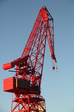 Bilbao nehrinde kırmızı vinç