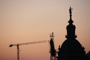 Akşamları inşaat alanında.