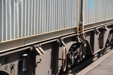 Tren istasyonunda yük vagonları