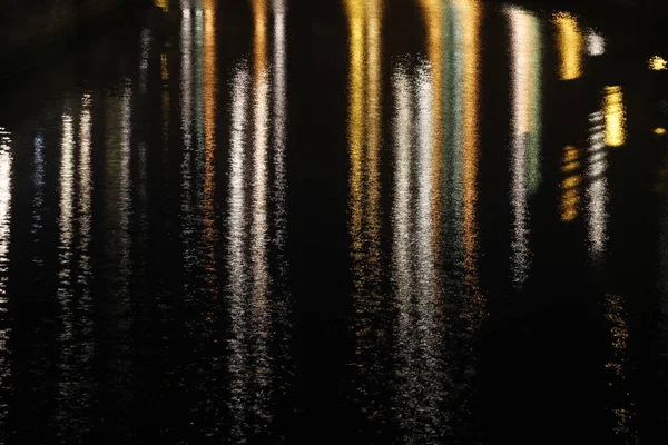 Riflessioni Sulla Superficie Dell Acqua — Foto Stock