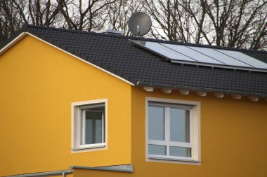 Bir evin çatısındaki güneş paneli