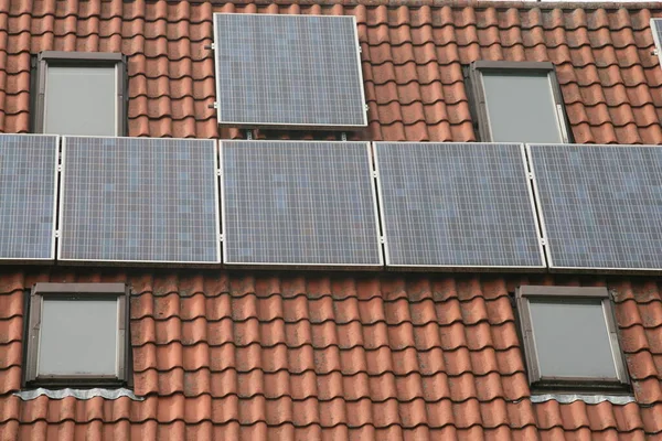 Panel Słoneczny Dachu Domu — Zdjęcie stockowe