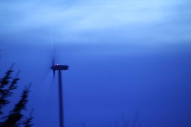 Yel değirmenleri kırsalda