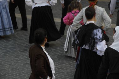 Açık bir alanda Portekiz dans festivali