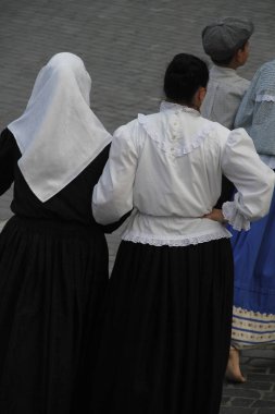 Açık bir alanda Portekiz dans festivali