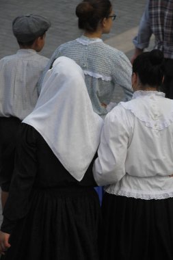 Açık bir alanda Portekiz dans festivali