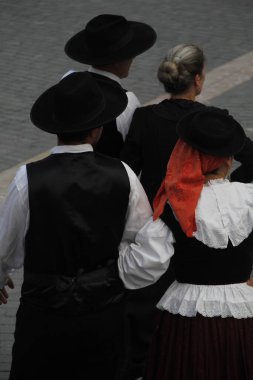 Açık bir alanda Portekiz dans festivali