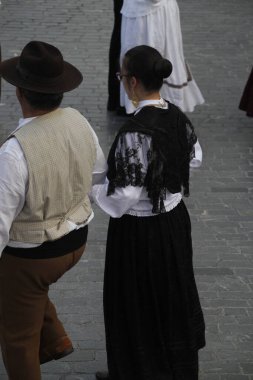 Açık bir alanda Portekiz dans festivali