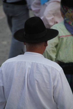 Açık bir alanda Portekiz dans festivali