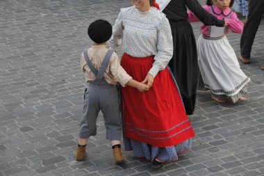Açık bir alanda Portekiz dans festivali