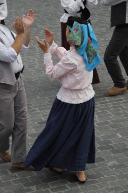 Açık bir alanda Portekiz dans festivali