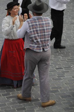 Açık bir alanda Portekiz dans festivali