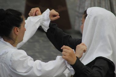 Açık bir alanda Portekiz dans festivali