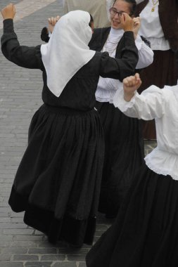 Açık bir alanda Portekiz dans festivali