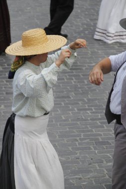 Açık bir alanda Portekiz dans festivali