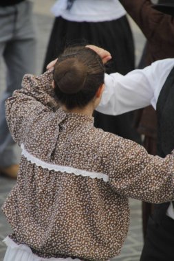 Açık bir alanda Portekiz dans festivali