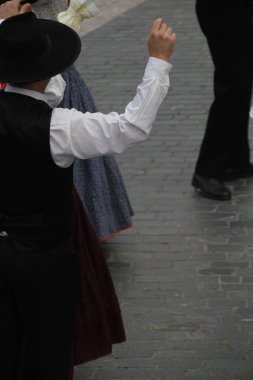 Açık bir alanda Portekiz dans festivali