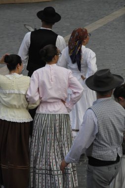 Açık bir alanda Portekiz dans festivali