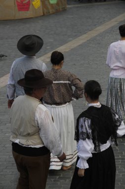 Açık bir alanda Portekiz dans festivali
