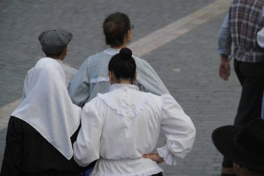 Açık bir alanda Portekiz dans festivali