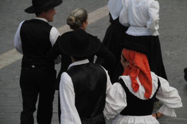 Açık bir alanda Portekiz dans festivali