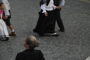 Açık bir alanda Portekiz dans festivali