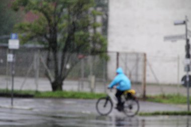 Şehirde bisiklet sürmek.