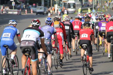 Şehirde bisiklet sürmek.