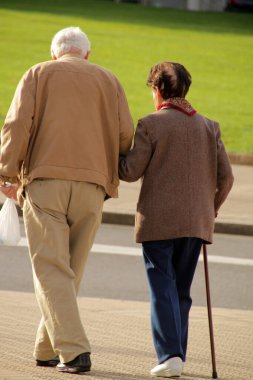 Sokakta yaşlanan insanlar