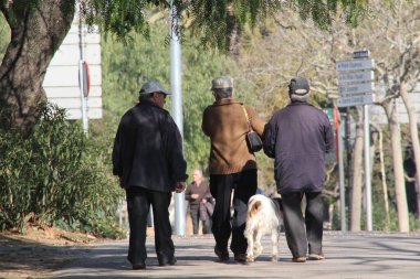 Sokakta yaşlanan insanlar